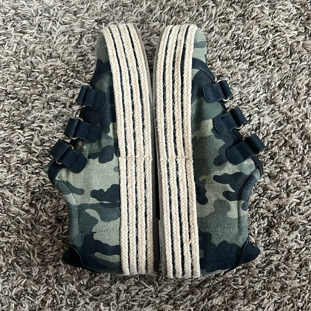 Women’s size 8 camo shoes - Picture 3 of 5